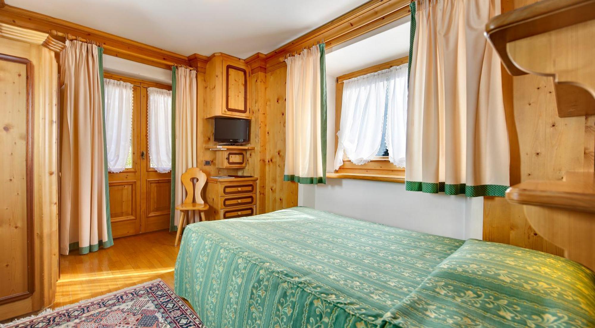 Standard Double Room,705247609:JPEG
